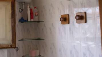 Haartrockner, Handtücher, Toilettenpapier