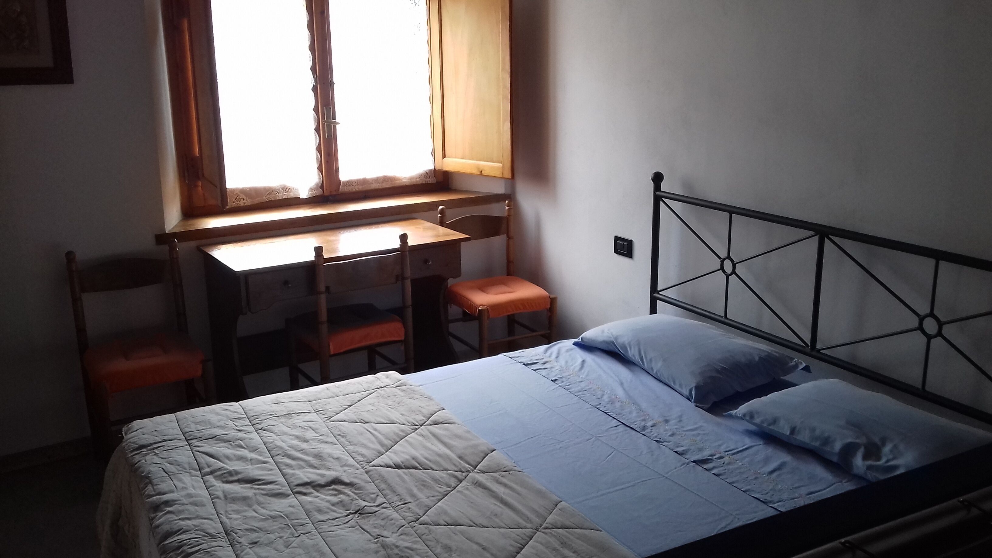 1 bedroom, desk, soundproofing, bed sheets