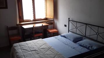 1 Schlafzimmer, Schreibtisch, schallisolierte Zimmer, Bettwäsche