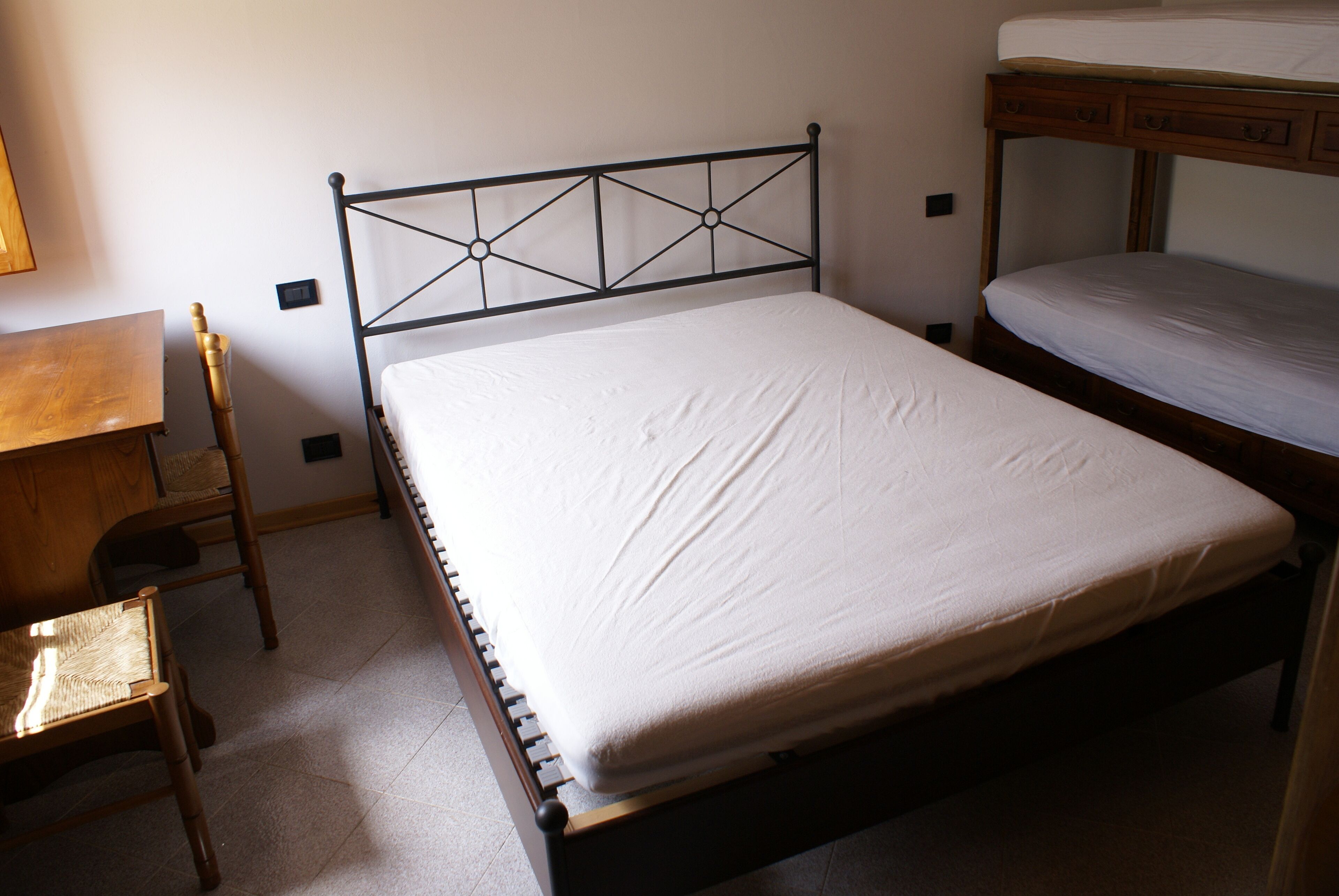 1 camera, una scrivania, insonorizzazione, lenzuola