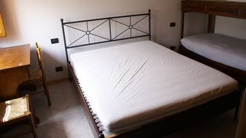 1 camera, una scrivania, insonorizzazione, lenzuola