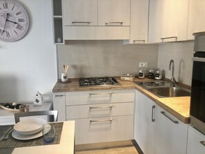 Køleskab, mikrobølgeovn, ovn, kogeplade