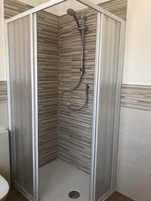 Haartrockner, Handtücher, Seife, Toilettenpapier