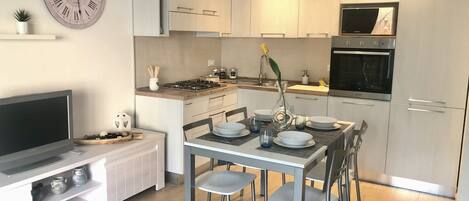 Frigorífico, microondas, horno y placa de cocina