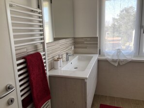 Haartrockner, Handtücher, Seife, Toilettenpapier