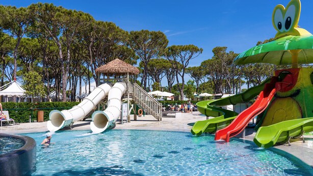 A swimming pool with slides and a water play area. - Camping Village Cavallino (Cavallino-Treporti)