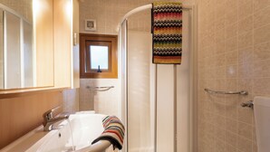 Un baño con bañera, ducha e inodoro.