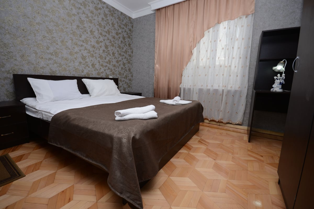Desk, soundproofing, free WiFi