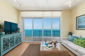 Smart TV, futbolito y libros 