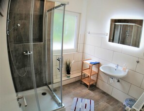 로맨틱 하우스, 침실 3개, 발코니, 산 전망 (incl. EUR 10 cleaning fee per person) | 욕실 | 샤워 시설, 헤어드라이어, 타월