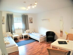Romantisches Haus, 3 Schlafzimmer, Balkon, Bergblick (incl. EUR 10 cleaning fee per person) | 3 Schlafzimmer, Allergikerbettwaren, individuell dekoriert, Schreibtisch