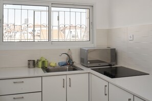 ثلاجة، ميكروويف، فرن، موقد طهي مسطح