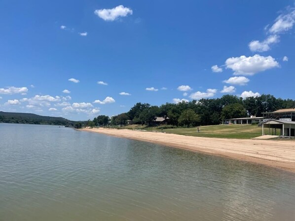 On the beach - Peaceful Lake LBJ Getaway w/ Private Beach + Stunning Views (Kingsland)
