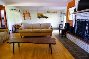 Smart-TV, Kamin, DVD-Player, Stereoanlage