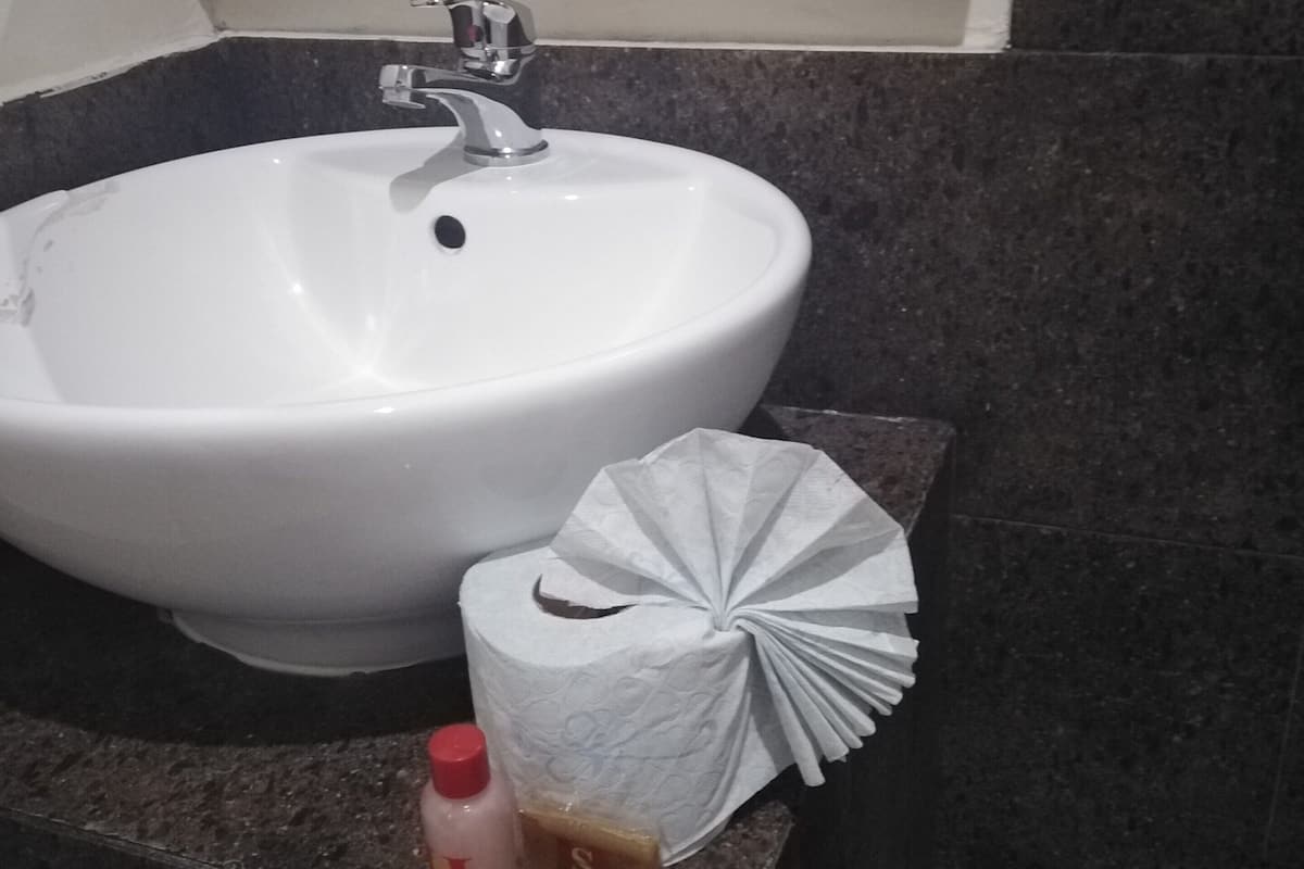 standard twin room | bathroom sink