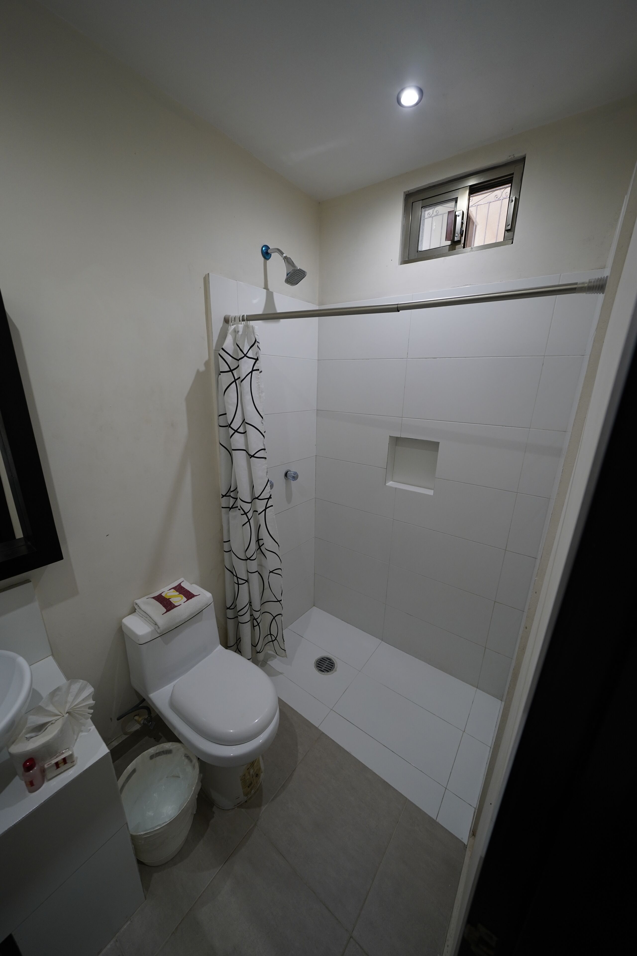standard twin room | bathroom | shower, free toiletries, towels