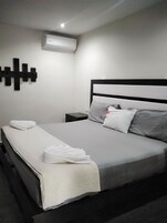 Escritorio, cortinas blackout y tabla de planchar con plancha 