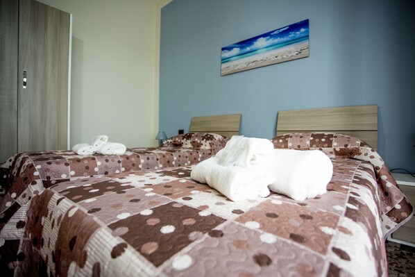 Triple Room, Shared Bathroom | Minibar, desk, laptop workspace, soundproofing - B&B L'Aurora (Capua)