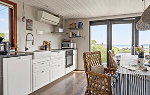 ثلاجة، موقد طهي مسطح، غسالة أطباق، ماكينة لصنع القهوة/الشاي