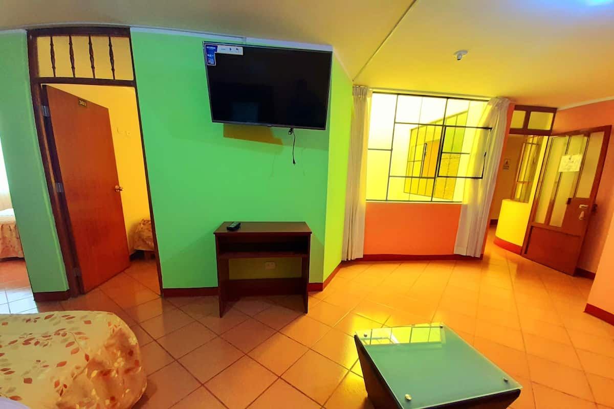 3 bedrooms, down comforters, desk, free WiFi