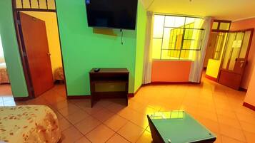 Edredons de pluma, escrivaninha, Wi-Fi de cortesia, roupa de cama