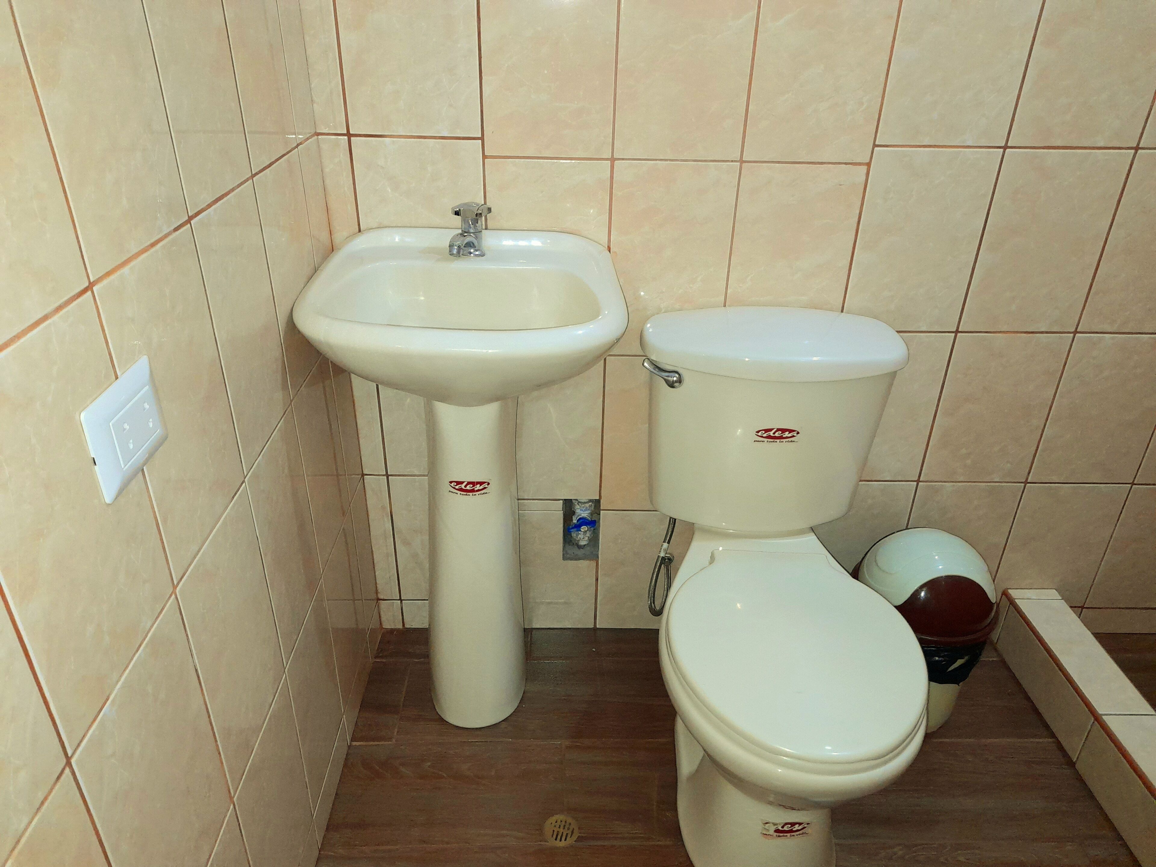Ein Badezimmer mit Waschbecken, Toilette und Badewanne.