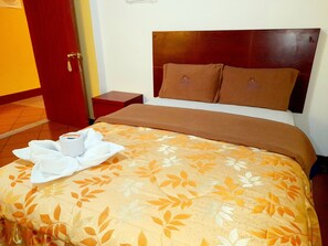 Cubrecamas, escritorio, wifi gratis y ropa de cama