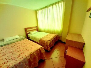 Cubrecamas, escritorio, wifi gratis y ropa de cama
