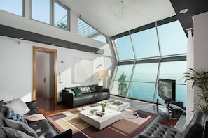 Apartamento de lujo, 3 habitaciones, vistas al mar, frente a la playa | Zona de estar | Una televisión de pantalla plana, suelo radiante