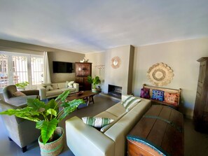 TV, fireplace, books - VILLA LOS ARCOS, COSTA BRAVA
Breathtaking sea views & relaxation amidst nature (Lloret de Mar)