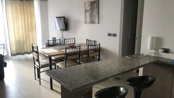 Apartamento família, várias camas, vista para a baía | 2 quartos, roupas de cama premium, espaço de trabalho para notebook