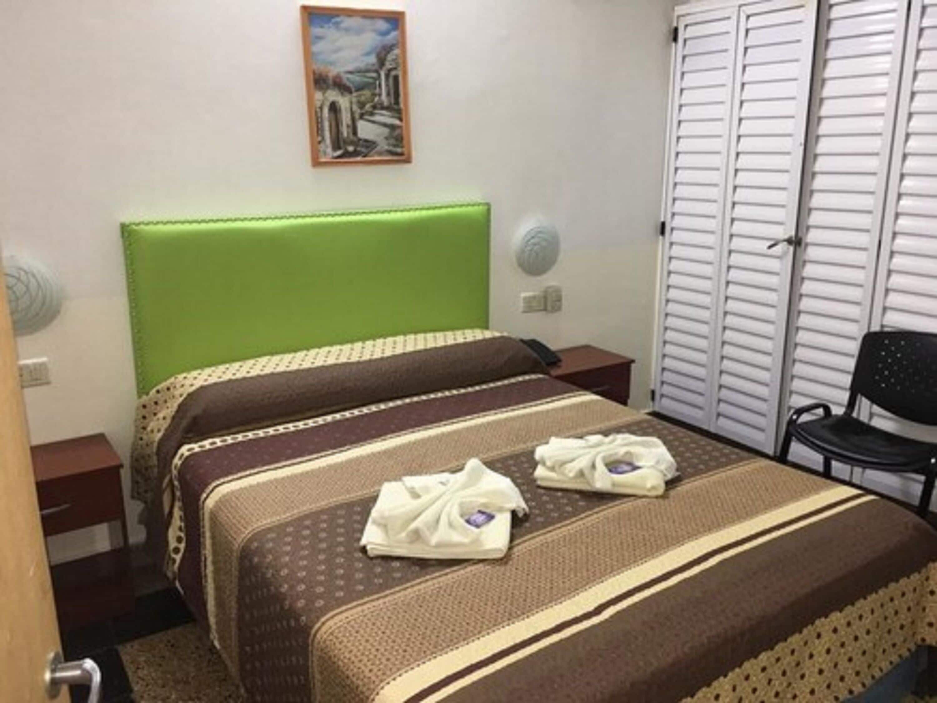 基本雙人房, 1 張加大雙人床 | 迷你吧、房內夾萬、免費 Wi-Fi