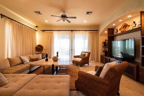 Villa, 4 habitaciones | Área de sala de estar | Televisión 