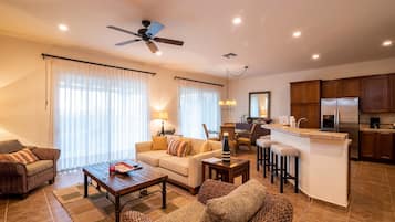Villa, 3 habitaciones | Área de sala de estar | Televisión