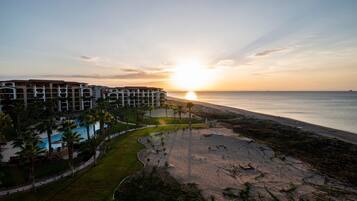 Condo, 3 habitaciones | Vista a la playa o el mar