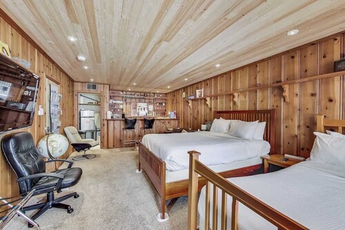 Large studio in San Francisco's Sunset District provides needed tranquility after a day of exploring.