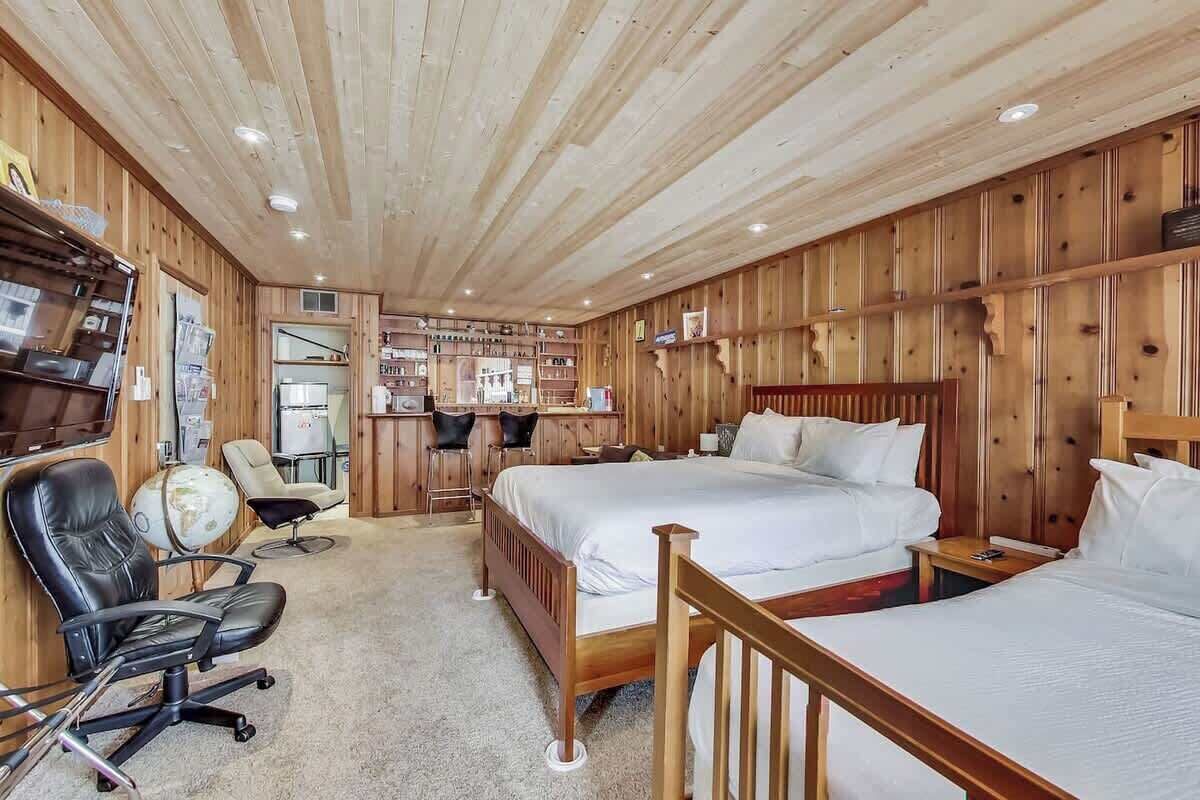 1 bedroom, premium bedding, iron/ironing board, free WiFi