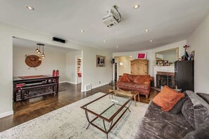 TV, offices - Outer Sunset Home * Sleeps 6 * Parking * W/D * (San Francisco)