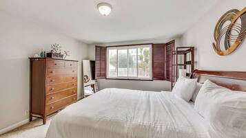 3 bedrooms, premium bedding, iron/ironing board, free WiFi