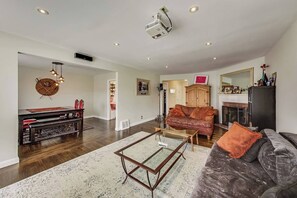 TV, offices - Outer Sunset District Home in San Francisco Sleeps Six with W/D, Parking, Apple TV (San Francisco)