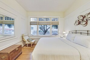 Tabla de planchar con plancha, wifi gratis y ropa de cama