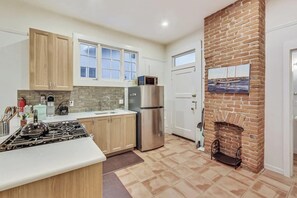 Refrigerador, placa de cocina, cafetera/tetera, tostadora