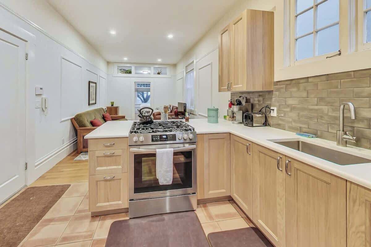 Fridge, stovetop, coffee/tea maker, toaster