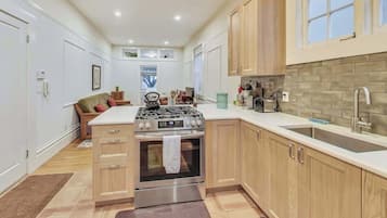 Fridge, stovetop, coffee/tea maker, toaster