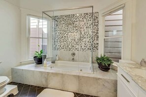 Ducha, secador de pelo, batas, toallas