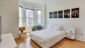 4 slaapkamers, luxe beddengoed, een bureau, een strijkplank/strijkijzer