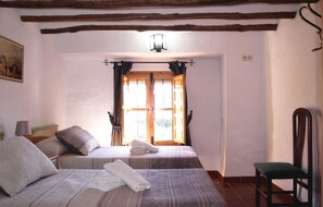 6 bedrooms, travel cot, bed sheets
