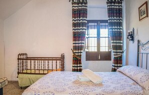 6 bedrooms, travel crib, bed sheets