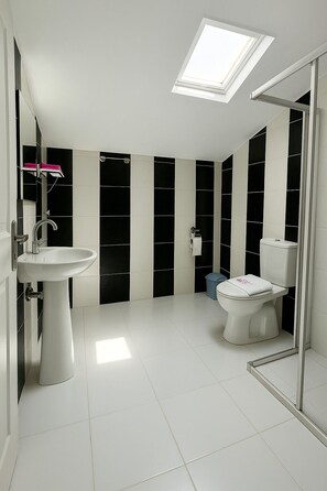 Family Room | Bathroom - Doga Hotel (Fethiye)