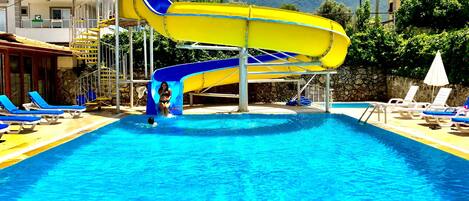 2 albercas al aire libre, sombrillas en la alberca y camastros